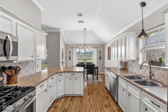 Building Photo - Check Out this 4 bed 2 bath