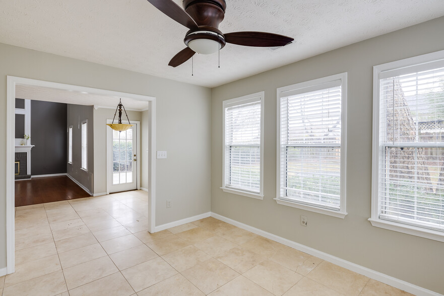 Building Photo - 13005 Crabapple Lake Dr