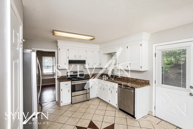 Building Photo - Enjoy the coziness of this darling home