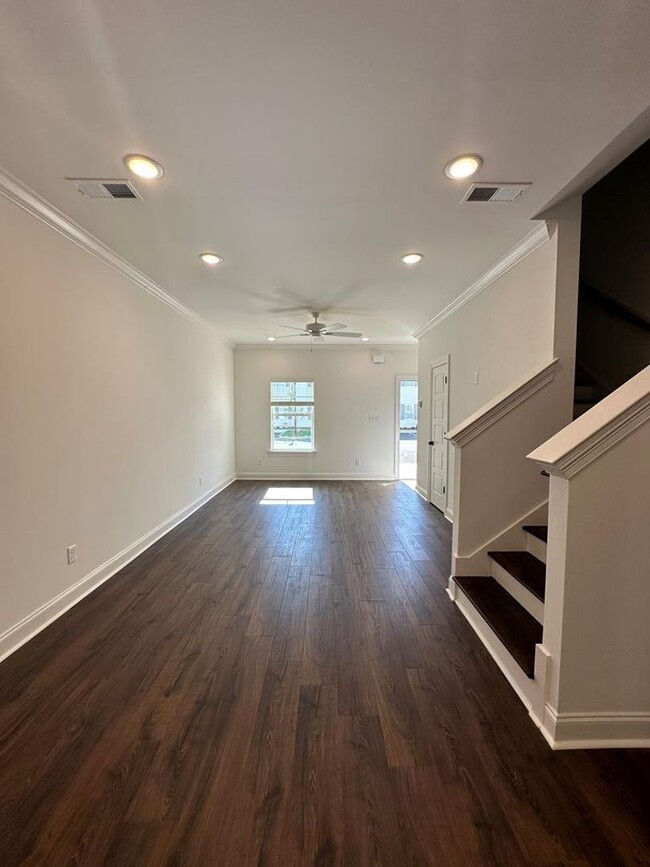 Building Photo - 3 Bed 3.5 Bath in Desirable Meadow Crest Neighborhood!