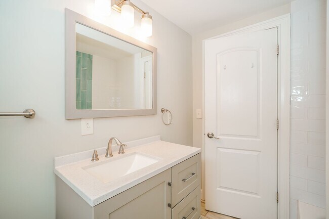 Building Photo - 764-766 Kelton Ave