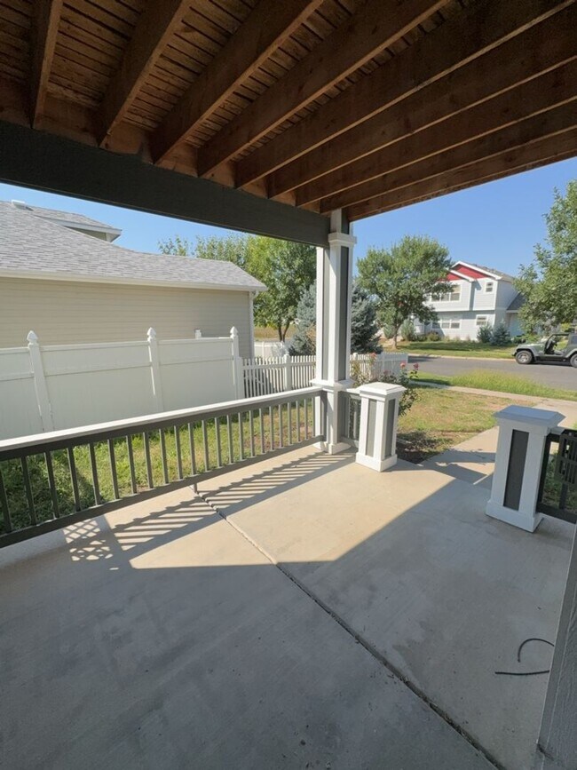 Building Photo - Spacious 3 Bed, 2.5 Bath Home with Oversiz...