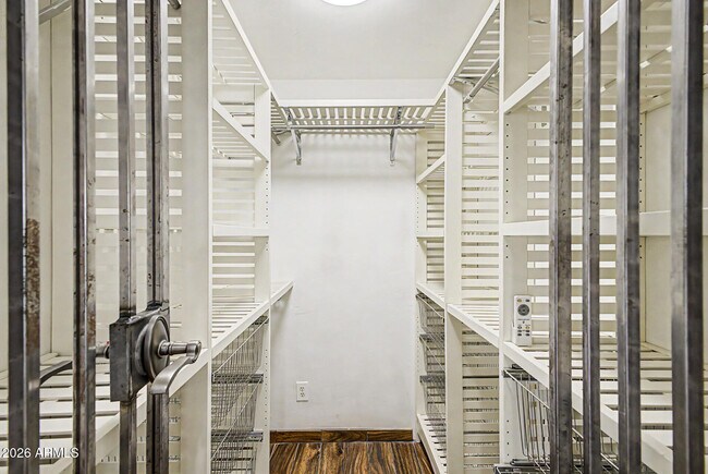Building Photo - 521 W Mariposa St