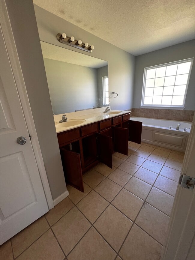 Building Photo - 92 Jackson Ave NE