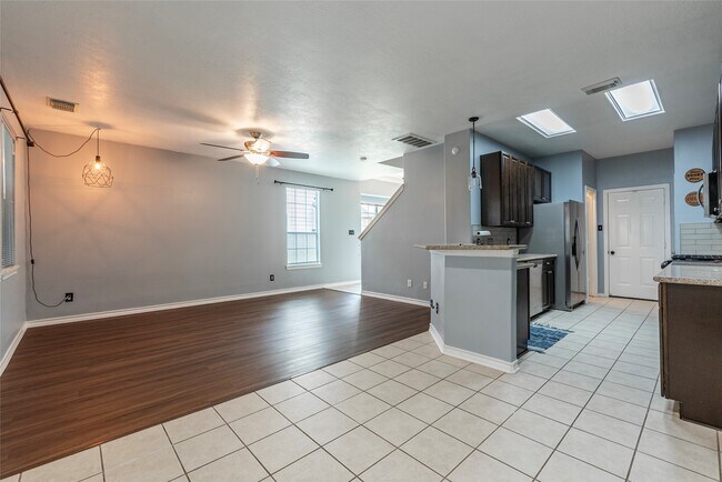 Building Photo - 336 Capella Oaks Ln