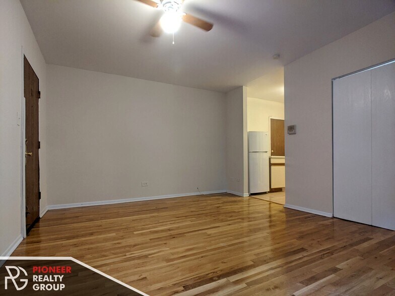 Building Photo - 813 W Cornelia Ave