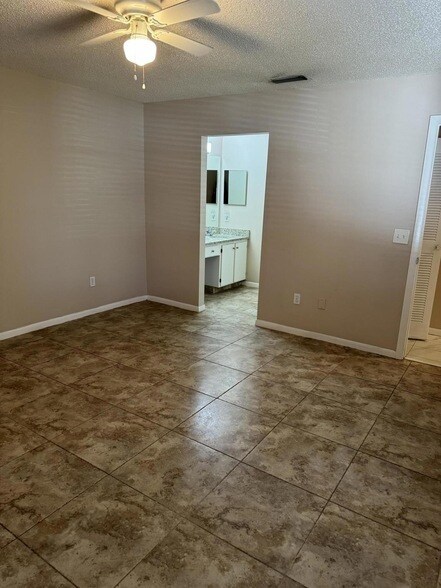 Building Photo - 1403 Lakeview Dr E