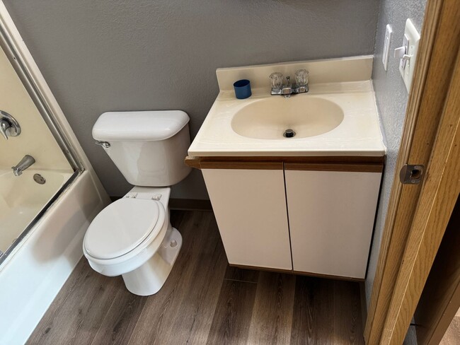 Building Photo - Freshly updated 3 bedroom 2 bathroom duple...