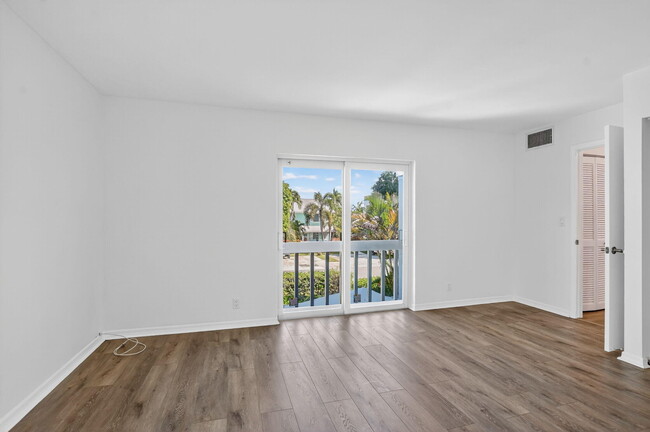 Building Photo - 1010 NE 8th Ave