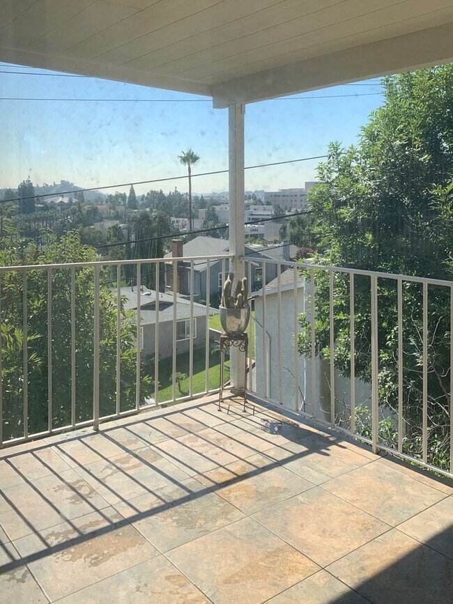 Building Photo - Glendale Hills traditional with fabulous views