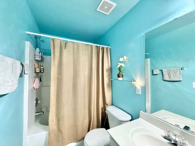 Building Photo - Stunning 3BD, 4BA Morrisville Townhome in an HOA Community with Premier Amenities & Near RDU Airp...