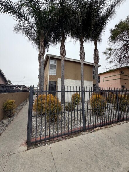 Building Photo - 423 E 82nd St