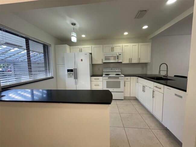 Building Photo - 449 Lakeview Dr