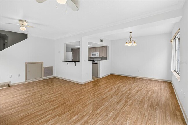Building Photo - 2204 Fan Palm Dr