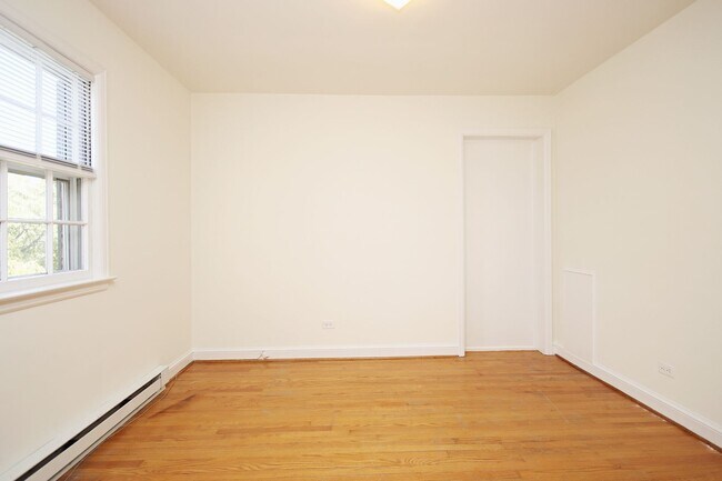 Building Photo - Student-Friendly Ivy Rd Apartment Near Foo...