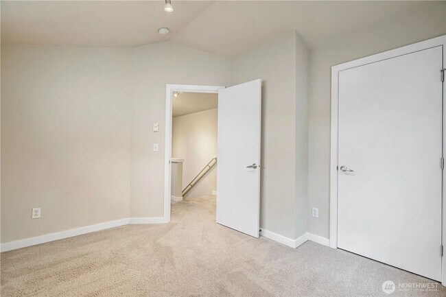 Building Photo - Urban Townhome in Lake City – 3B/2B, Garag...