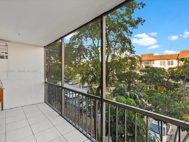 Building Photo - 4172 Inverrary Dr