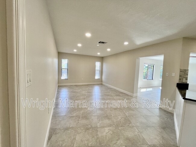 Building Photo - 5008 S Shore Dr