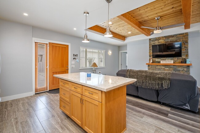 Building Photo - 1481 Hollister Ln