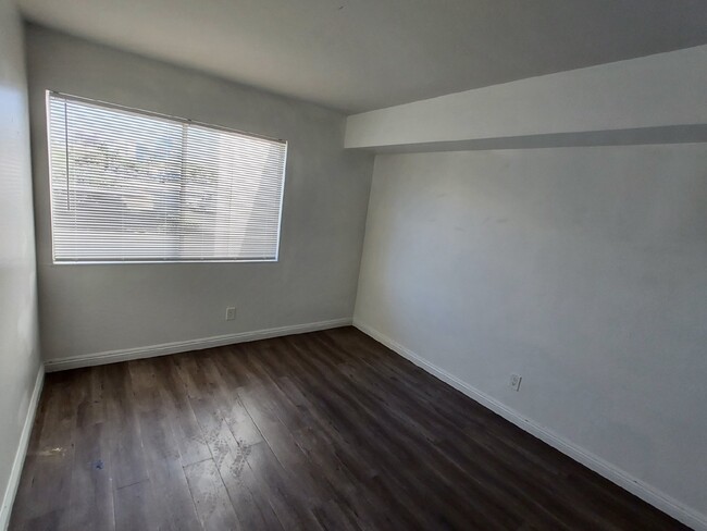 Building Photo - Recently Renovated 3-Bed, 2-Bath Condo