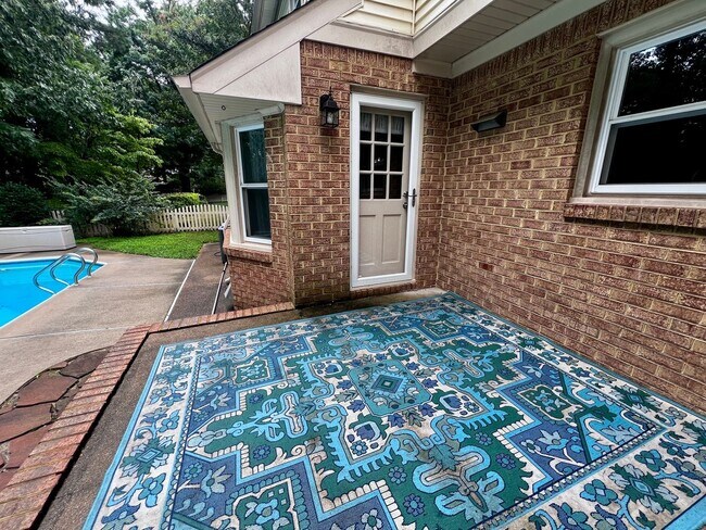 Building Photo - Large 6 bedroom home with Pool in Virginia Beach