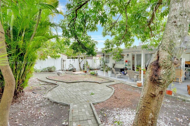 Building Photo - 5509 SW 6th St