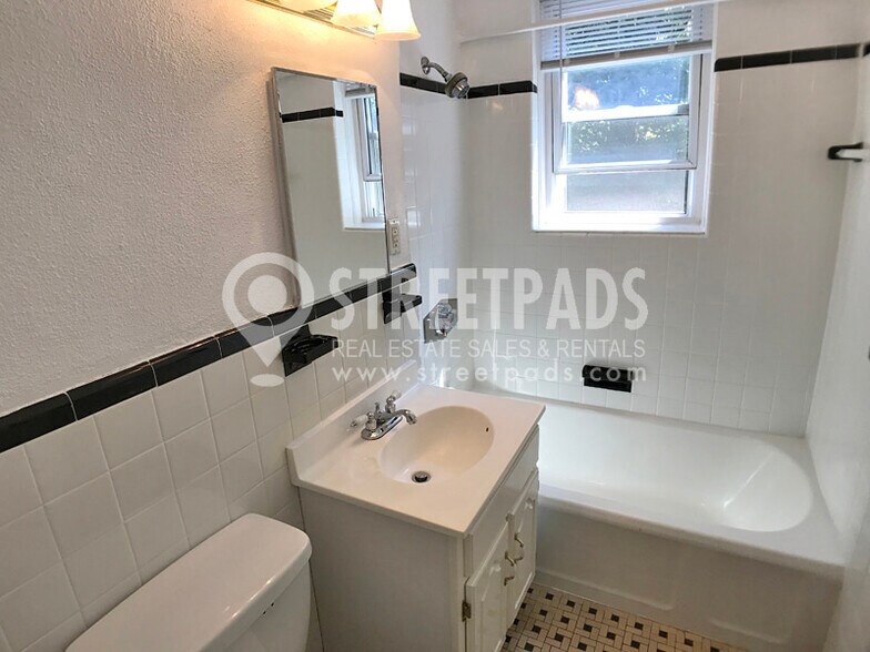 Building Photo - 1141 Beacon St