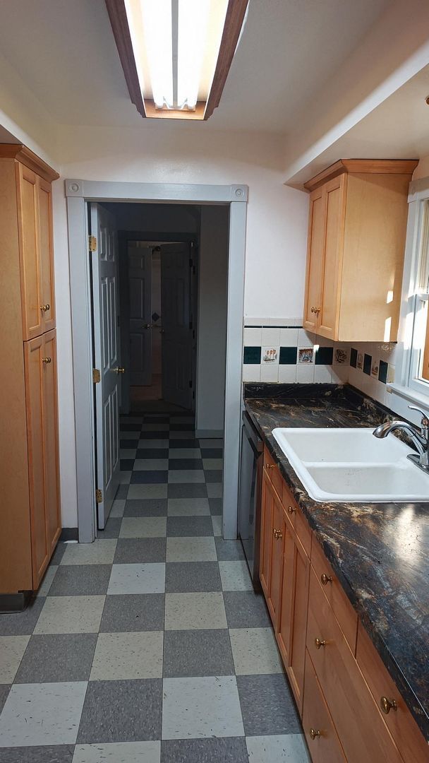 Building Photo - 6+ Bdrm Home Built 1895.  Close In.  With Pastures.