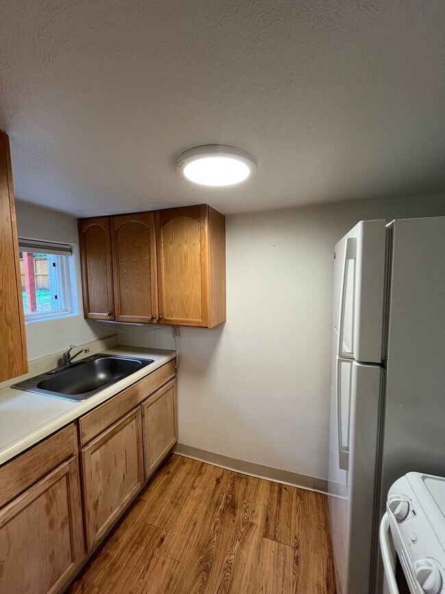 Building Photo - Charming 2-Bed/1-Bath Basement Apartment -...
