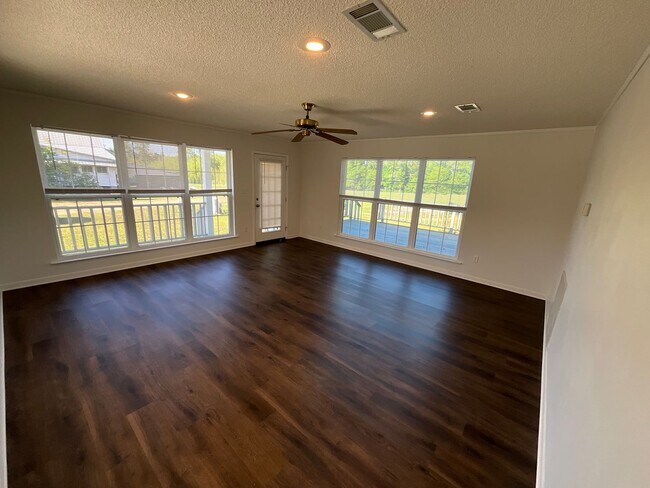 Building Photo - Beautiful 4/2 Frame Home in Marianna on Well