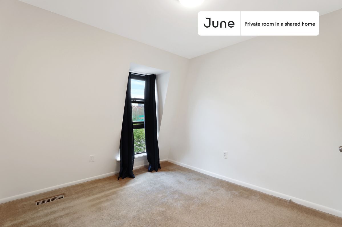 Building Photo - Room in Shared 5 bed/2 bath home