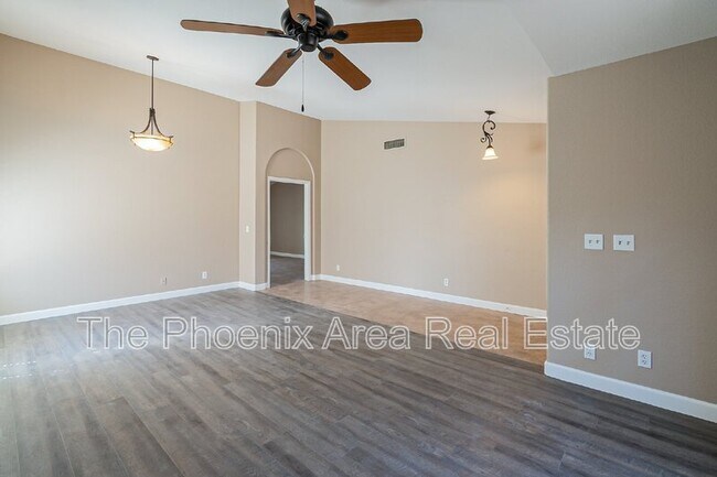 Building Photo - 6203 E Grandview St
