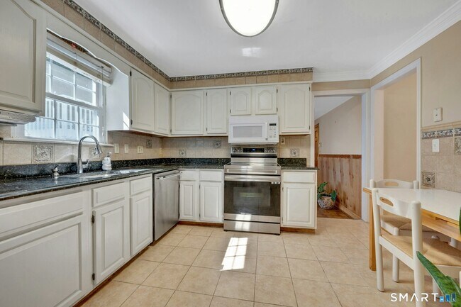 Building Photo - 52 London Ln