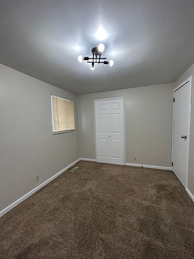 Building Photo - Freshly Updated 3-Bedroom, 1-Bathroom Home – $1,375/Month