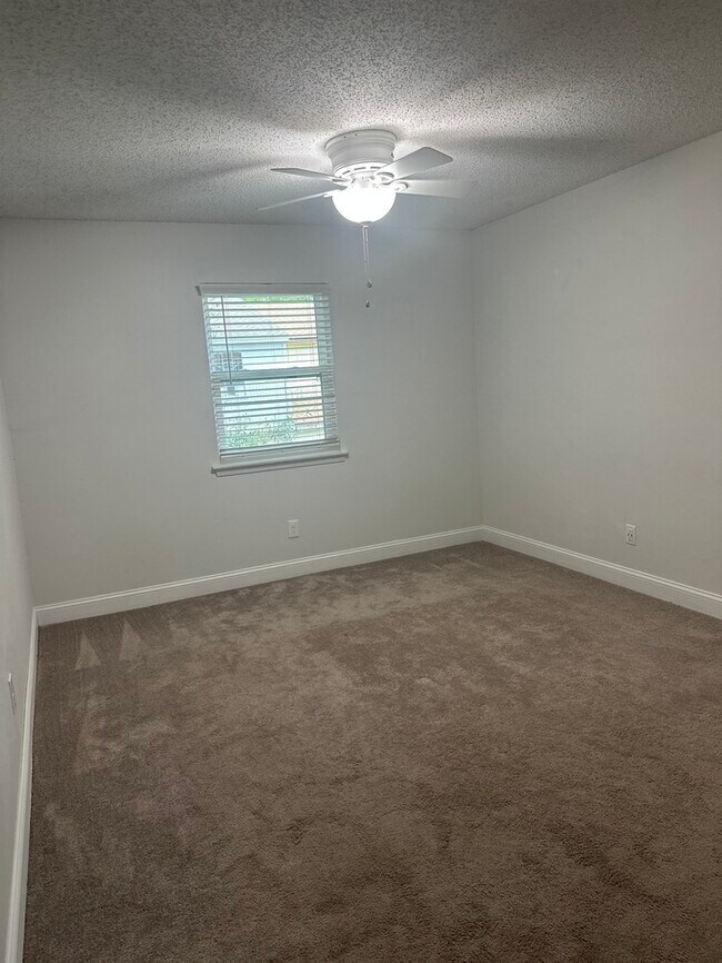 Building Photo - Beautifully Remodeled 4Bed/2.5Bath Townhome