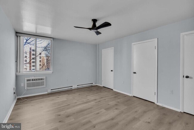 Building Photo - 3245 Rio Dr