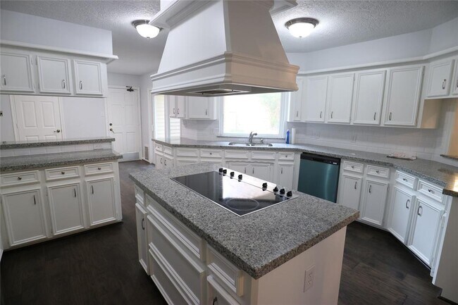 Building Photo - 9939 Kemp Forest Dr