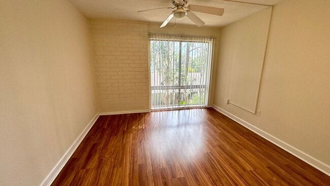 Building Photo - Great location! - FREE PARKING - Walk To Shands and VA