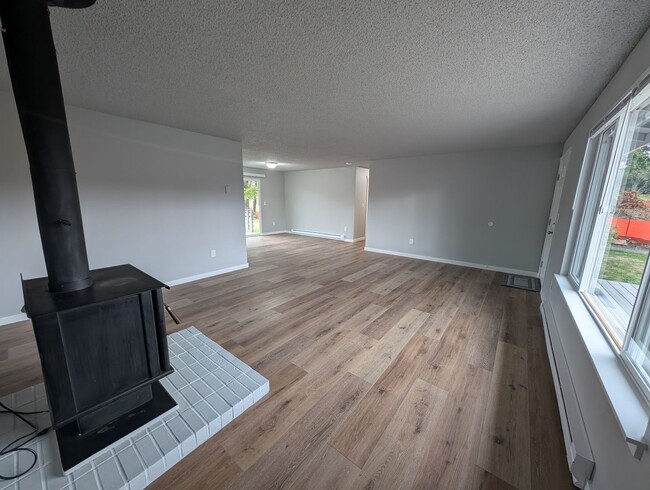 Building Photo - Newly Remodeled 3 Bedroom Home in Port Orc...