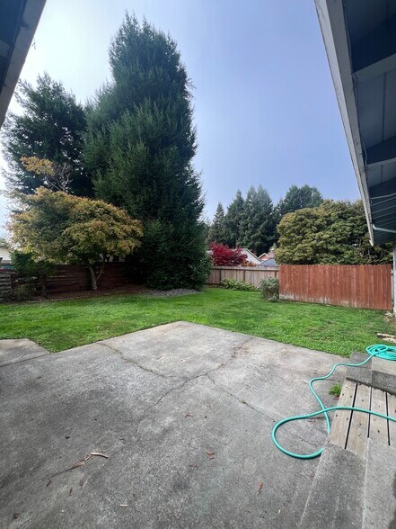 Building Photo - 5926 Walnut Dr