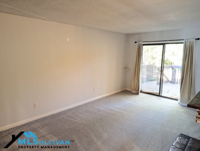 Building Photo - 4100-4105 Five Oaks Dr