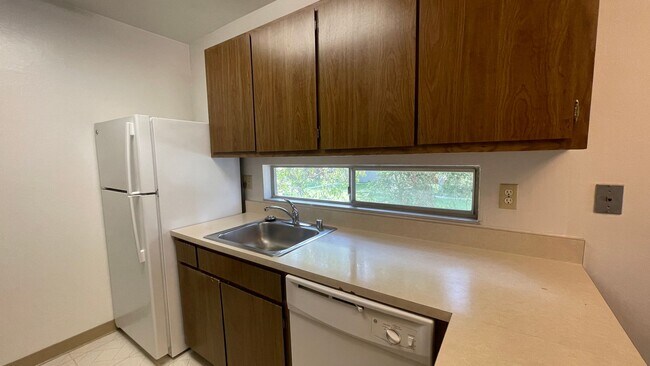 Building Photo - Walnut Creek! 1 bedroom 1 bath  excellent location walk to Bart & Bay Club, minutes to Downtown!