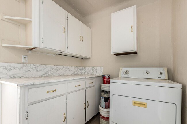 Building Photo - 3-Bedroom, 2-Bath Home with Spacious Backy...