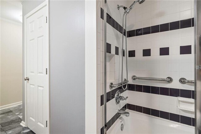 Building Photo - 25309 Plantation Dr NE