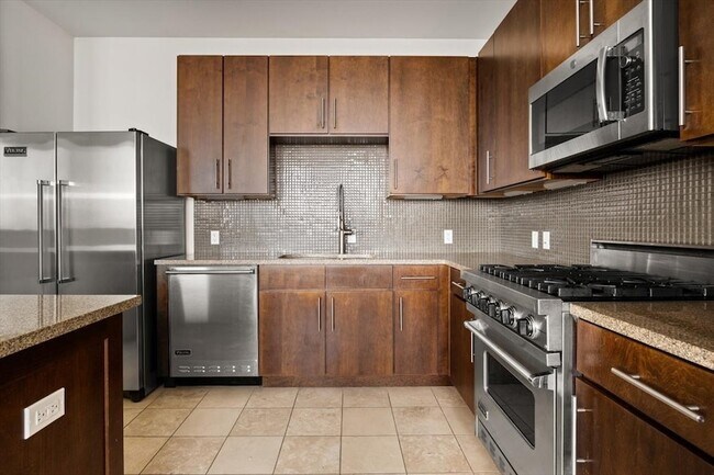 Building Photo - 3100 W 7th St