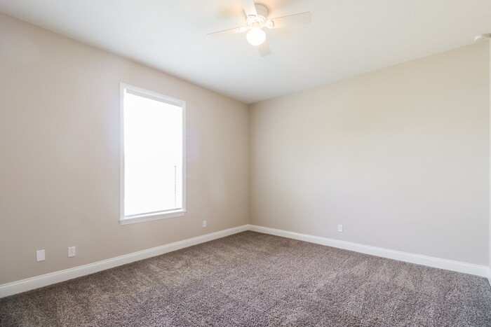 Building Photo - 690 Country Walk Ct