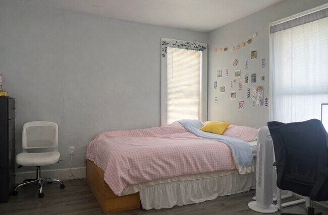 Building Photo - 128 Hawley St