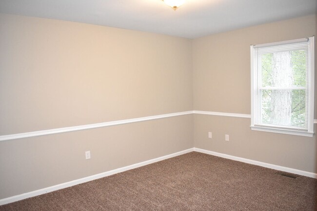 Building Photo - Great Split Foyer In Fredericksburg!