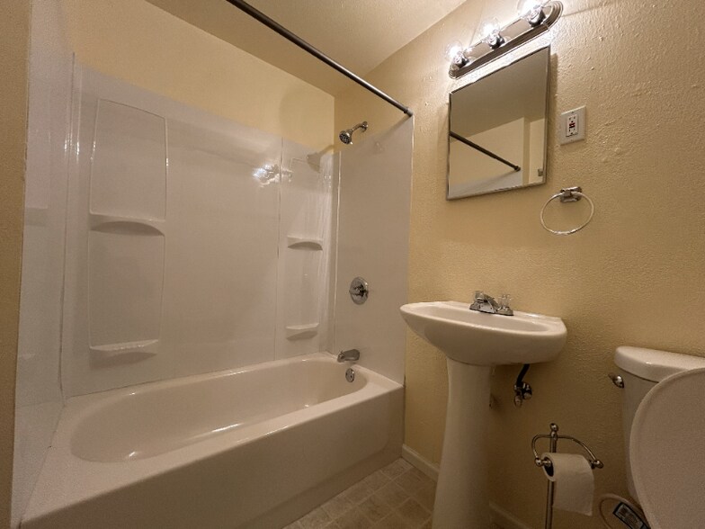 Building Photo - 1024 Maple St