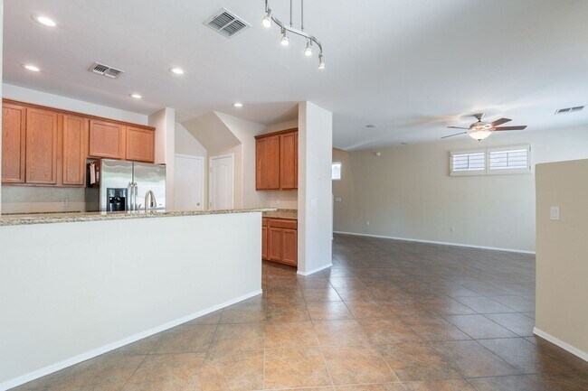 Building Photo - Bright, Spacious Riverside Crossing Retrea...